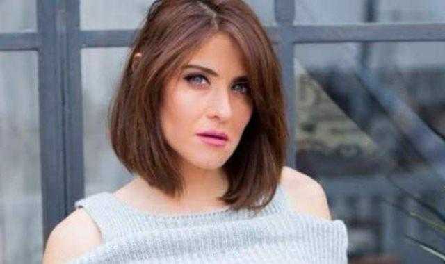 بإطلالة جذابة.. هيدي تُبرز وزنها المثالي
