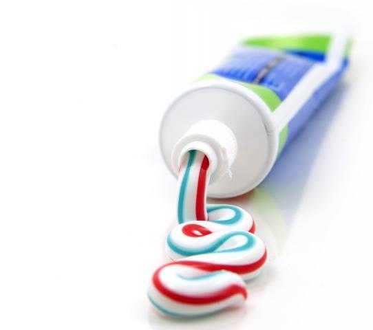 فوائد المعجون تنظيف الأسنان واضراره