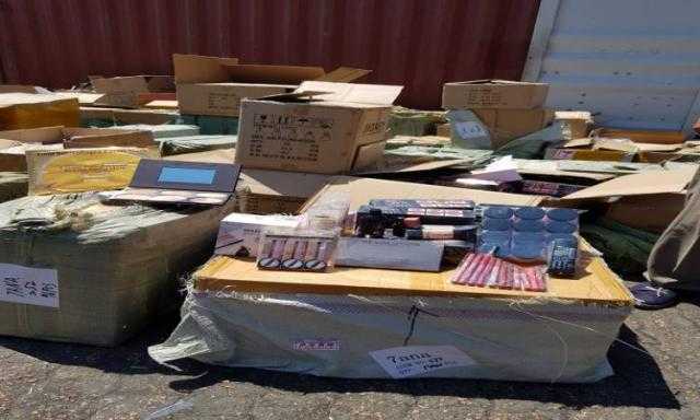 ضبط 4 ملايين عبوة مستحضرات تجميل مهربة بميناء الدخيلة