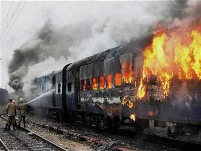 الحماية المدنية تسيطر علي حريق داخل تكييف بعربة قطار بالبحيرة