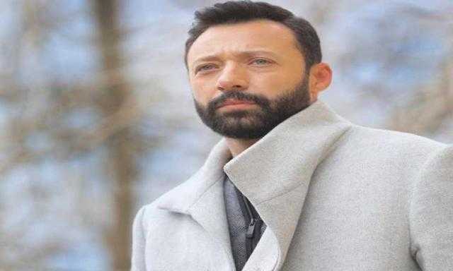 أحمد فهمى يلتقط صورا مع تمثاله فى متحف مدام توسو