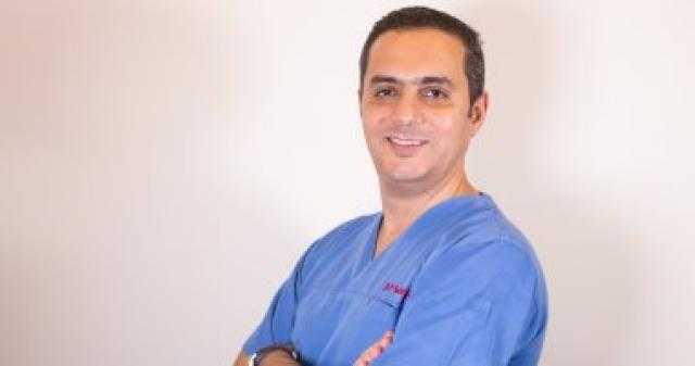 استشاري تجميل يكشف طريقة التخلص من «التثدي» بدون جراحة