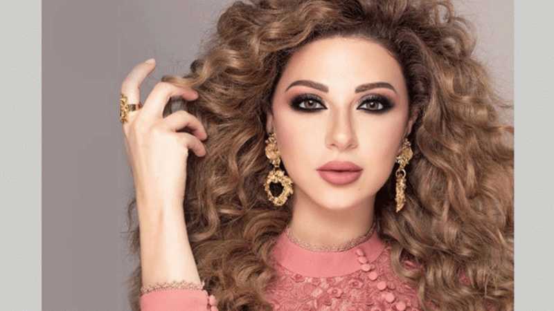 ميريام فارس تستعرض مفاتنها بفستان مكشوف في حفلتها