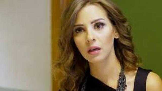 إيمان العاصي تستعرض أنوثتها بإطلالة العيد