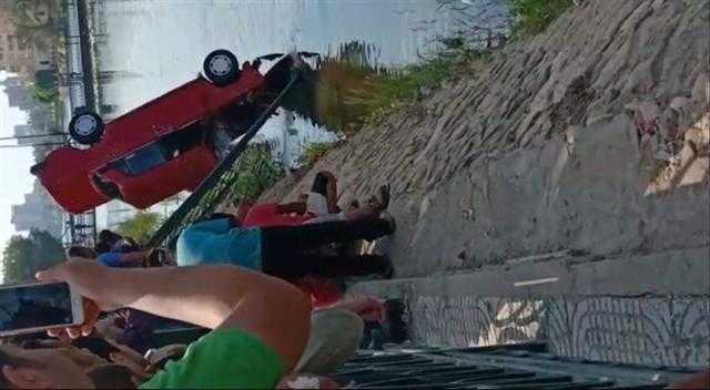 رجال الإنقاذ النهري بالبحيرة ينقذون ربة منزل وزوجها بعد إنقلاب سيارتهما بترعة المحمودية