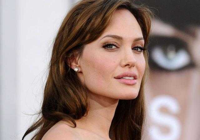 شكوى من أنجلينا جولي تطيح أحد قضاة دعوى طلاقها من براد بيت