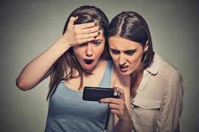 «كيدهن عظيم».. وضعت صورًا إباحية على هاتف زوجها وأبلغت عنه الشرطة