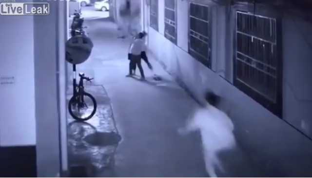 بالفيديو.. لحظة سقوط امرأة من نافذة منزلها