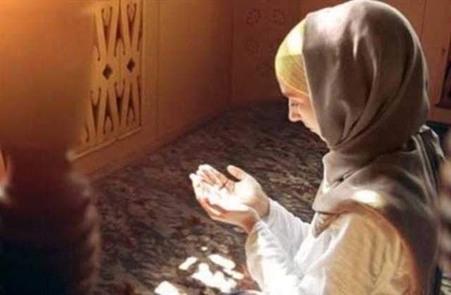 حكم ارتداء المرأة للشراب في الصلاة.. مستشار مفتي يجيب