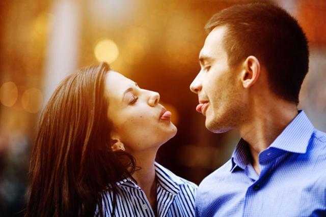 هل لمس الزوجة وتقبيلها ينقض الوضوء.. الإفتاء تجيب