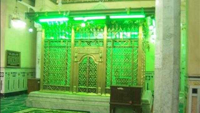 ما حكم الصلاة في المسجد الذي يوجد به الضريح؟.. الإفتاء ترد