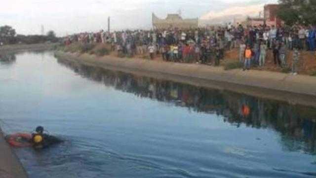 مصرع أم وابنتها إثر انقلاب السيارة أجرة في ترعة المحمودية بالبحيرة