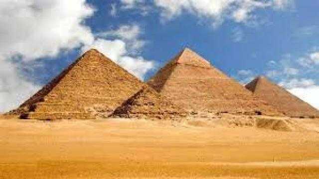 إخلاء سبيل الأمريكي صاحب واقعة خلع البنطلون في الأهرامات