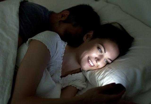 شاب عشرينى أمام المحكمة: زوجتى تعشق المحادثات الإباحية مع الأغراب  