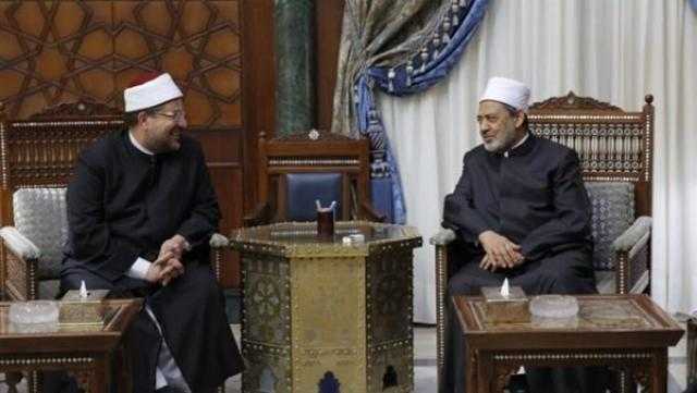 وزير الأوقاف يطمئن على صحة شيخ الأزهر بعد عودته للوطن