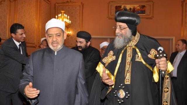 البابا تواضروس يطمئن هاتفيًا على صحة الإمام الأكبر