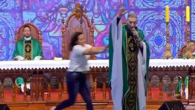 فتاة تعتدى على كاهن روسي.. اعرف السبب
