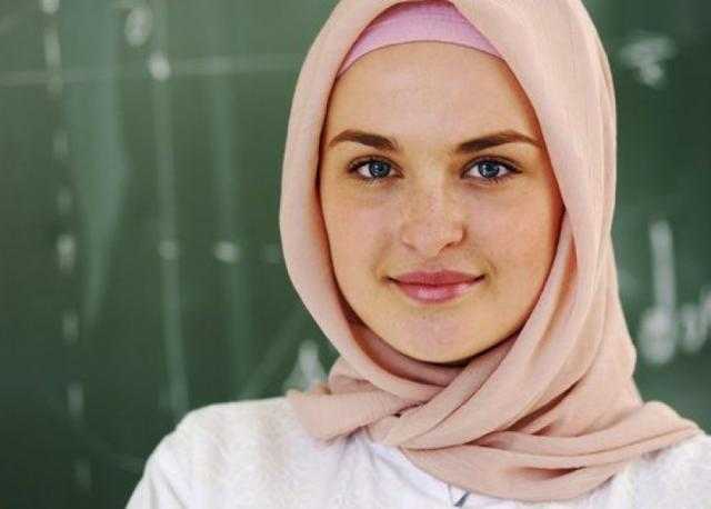 هل يجوز للبنت خلع الحجاب أمام خطيبها؟.. الإفتاء تجيب