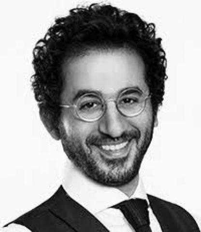 أحمد حلمي في الشارع مع العمال (فيديو)