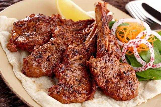«في ربع ساعة بس».. طريقة عمل «الريش المشوية»