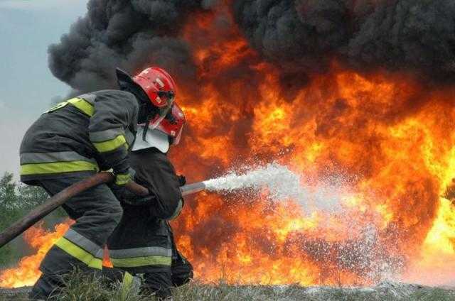 إصابة 12 عاملا باختناقات بحريق مخزن الفوم بالشرقية