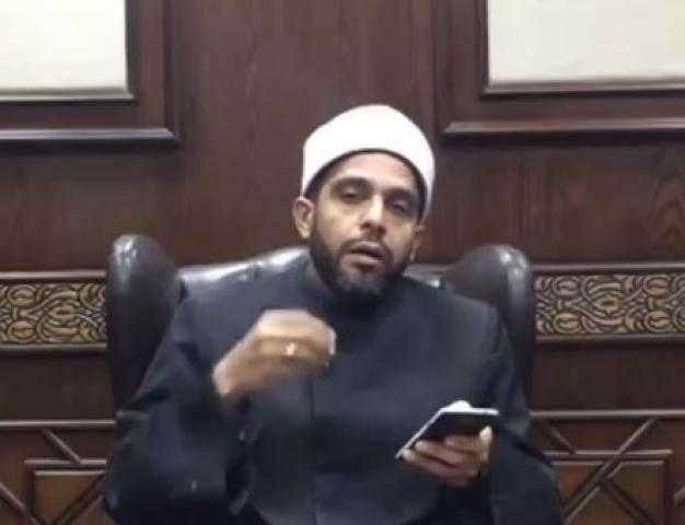 فيديو| الإفتاء تجيب.. ما حكم قراءة القرآن على القبور