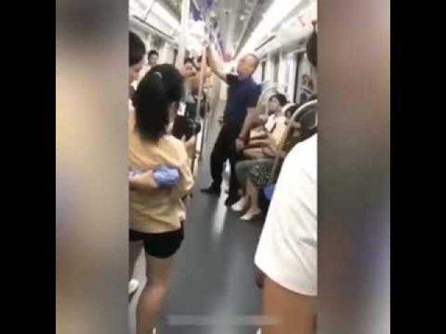 بالفيديو.. شاب صيني ينقذ فتاة من التحرش
