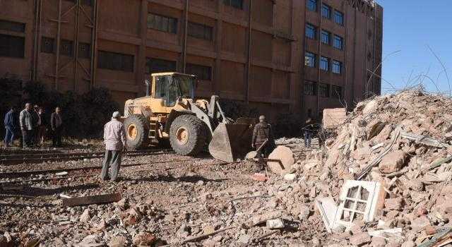 حجز صاحب قطعة أرض وسائق حفار بعد إنهيار عقار في حدائق القبة