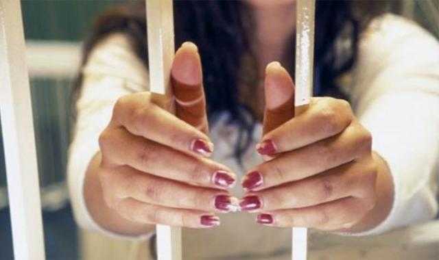 الشرطة تلقى القبض على امرأة قتلت حبيبها بـ«نهديها الكبيرين»