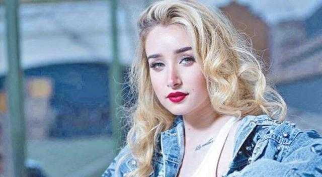هنا الزاهد تُلفت الأنظار بدون مكياج.. ومعلقون:”في قمر كده؟”