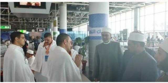 أمين”البحوث الإسلامية”يتفقد قوافل التوعية بمناسك الحج بمطار القاهرة