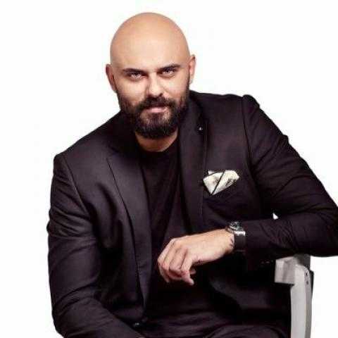 أحمد صلاح حسني يحذر متابعيه من الصفحات المزيفة