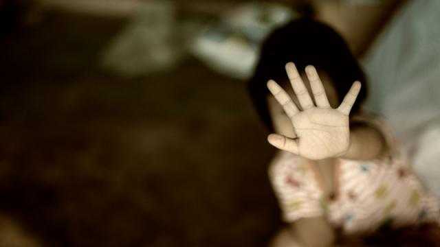 تفاصيل مثيرة ..مديرة مدرسة تعتدى جنسيا على 74 فتاة