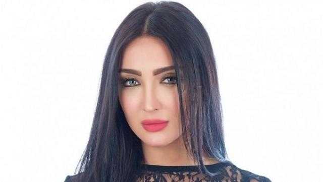 شاهد..سامية الطرابلسي تقضي أجازة الصيف بفستان مكشوف