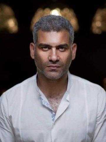 بالصور.. هاني عادل يأخذ رأي جمهوره في إطلالته الفرعونية
