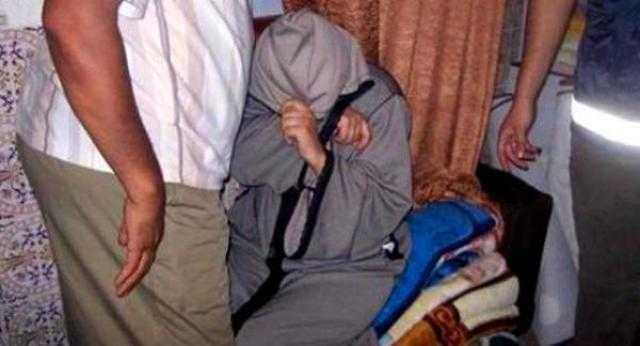 انساقت خلف شهواتها.. ربة منزل تستغل غياب زوجها لتخونه مع جارها