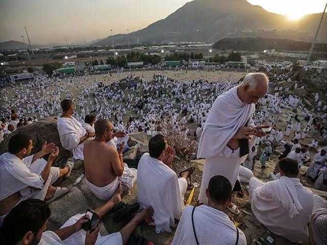 الحجاج غير المتعجلين يواصلون رمي الجمرات في ثالث أيام التشريق