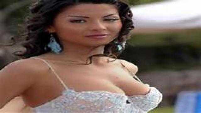 البكيني يبرز أنوثة دوللي شاهين في أحدث جلسة تصوير