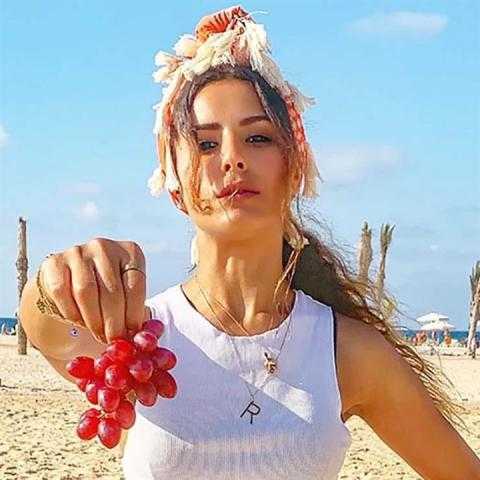 ربهام أيمن تشعل موقع التواصل الاجتماعي بـ«العنب الأحمر»