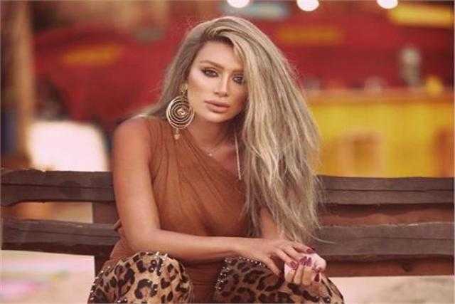 شاهد.. مايا دياب تفاجئ جمهورها بالمايوه