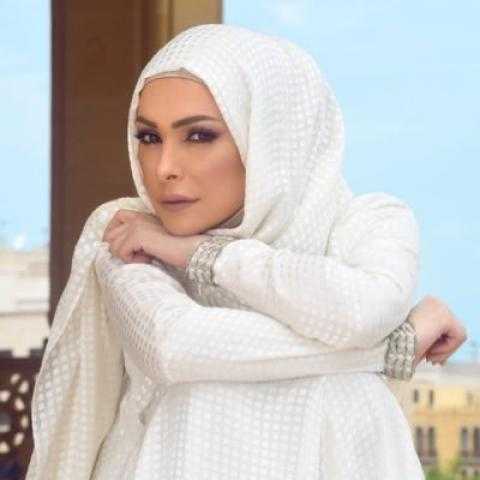 على طريقتها الخاصة.. أمل حجازي تحتفل بتكريمها في السعودية
