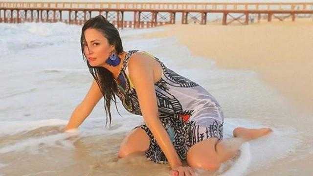 نرمين الفقي تشعل السوشيال ميديا بـ «المايوه»