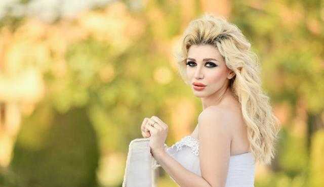 سارة نخلة تتحدى العزل المنزلي بإطلالة صيفية