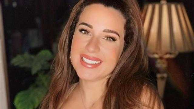 بنظارة شمس ملفتة.. أسما شريف منير تسمتع بالمصيف