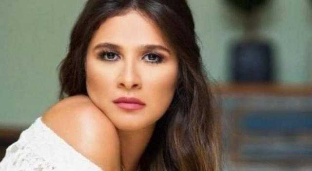 بجيبة مجسمه وتوب أسود.. ياسمين عبد العزيز تبرز أنوثتها