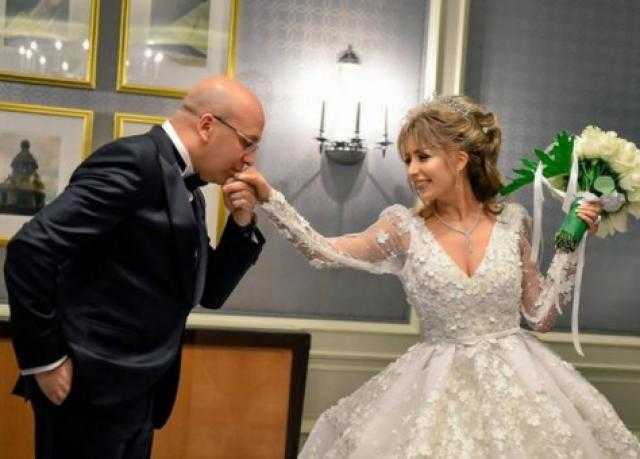 تعرف على رسالة جنات لزوجها في عيد زواجهما الثاني