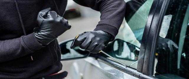 القبض على متهم لمطاردتة سائق سيارة بهدف سرقتة
