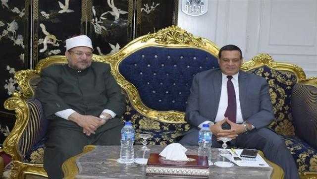 محافظ البحيرة يهدي وزير الأوقاف درع المحافظة