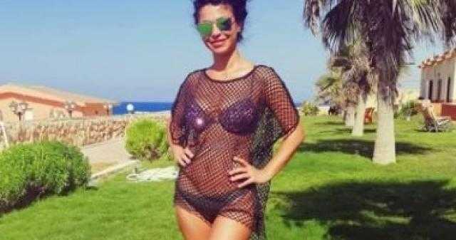 هكذا صدمت دوللي شاهين جمهورها بإطلالتها المكشوفة