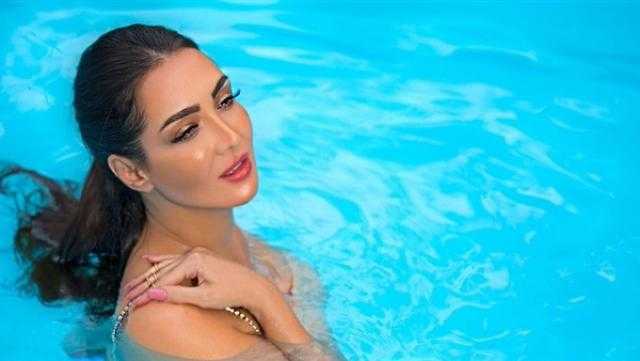 بأسفل البطن وفوق الركبة.. سامية الطرابلسي تستعرض أنوثتها (صور)